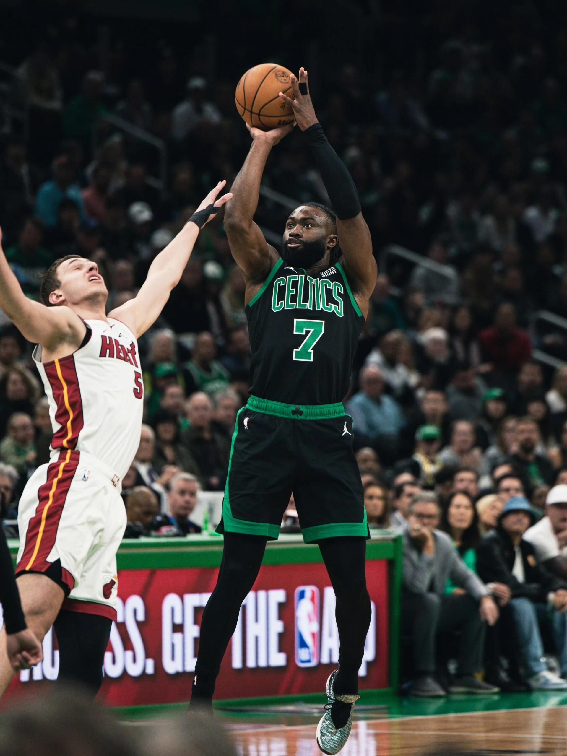 凯尔特人力克热火B队，詹姆斯完成帽子戏法的简单介绍